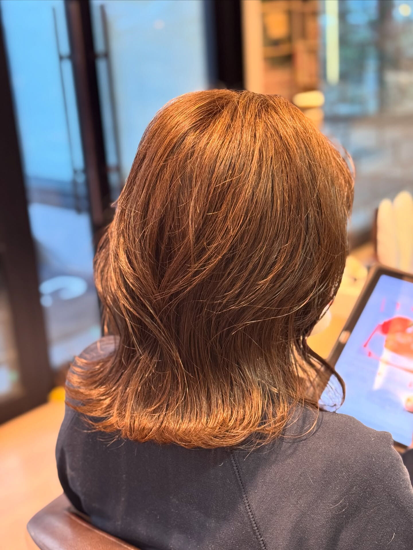 肩のラインの外はねスタイルって、本当に魅力的ですよね😊 特に
